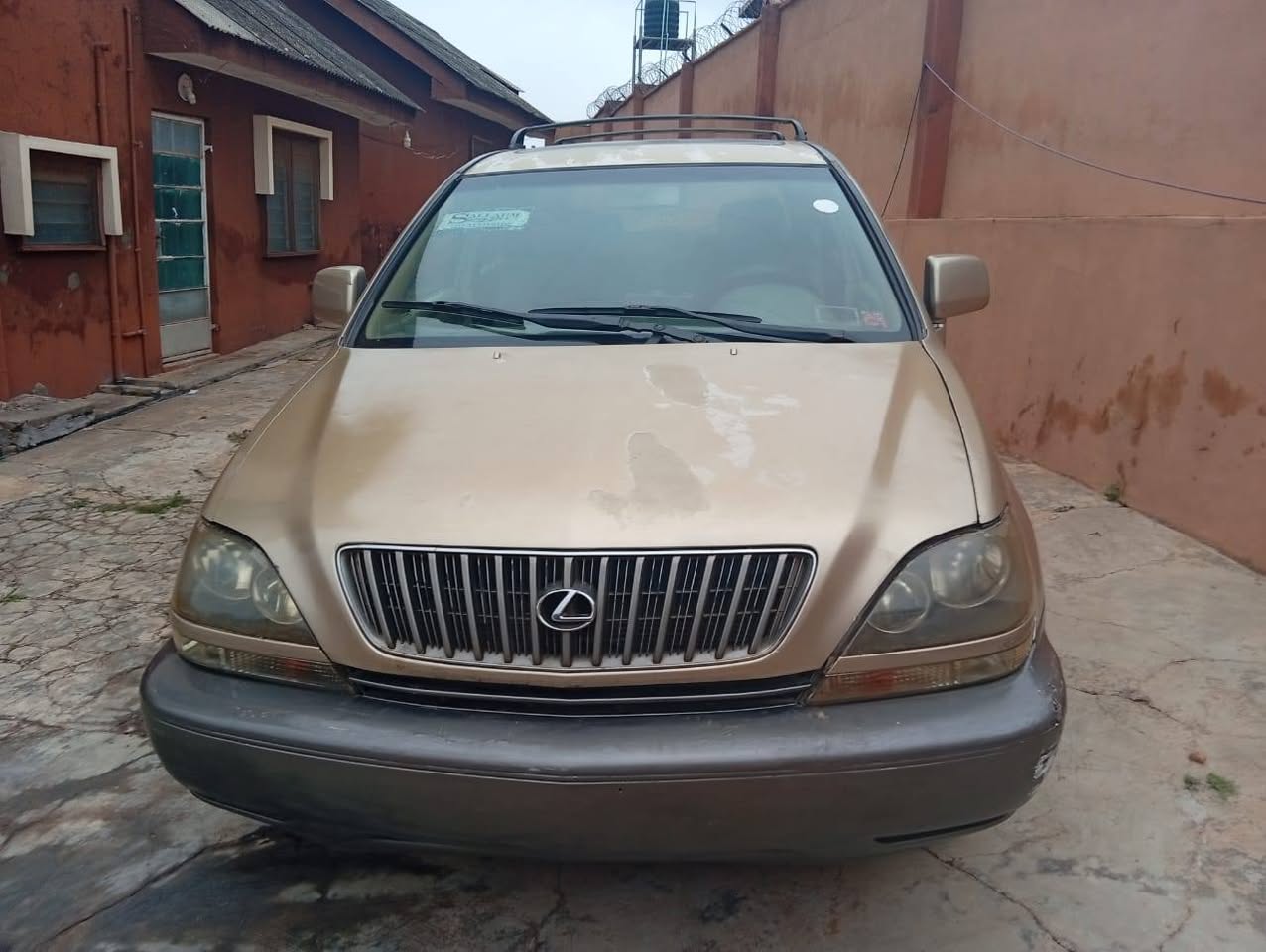 A picture of Lexus Rx 300 use not register good engine and gear