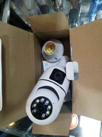 A picture of 32GB Dual lens PTZ bulb camera