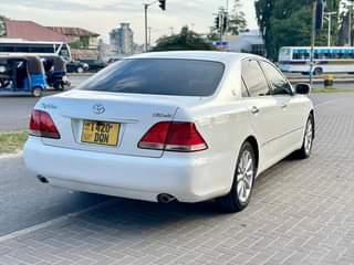 A picture of TOYOTA CROWN