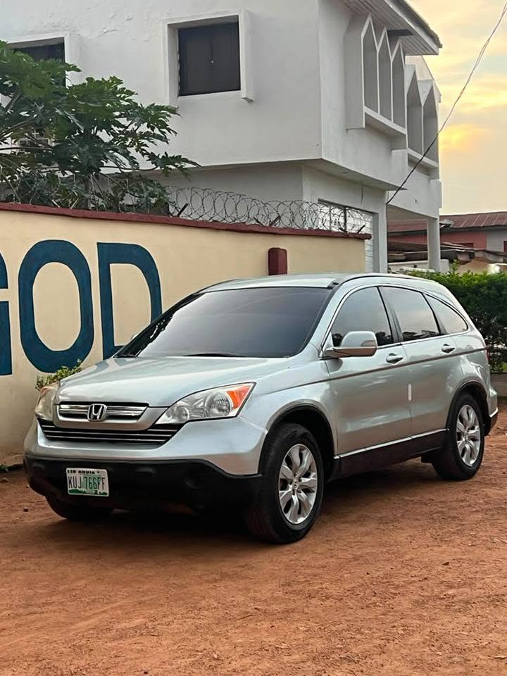 A picture of Honda CR V 08 everything good Ac effective