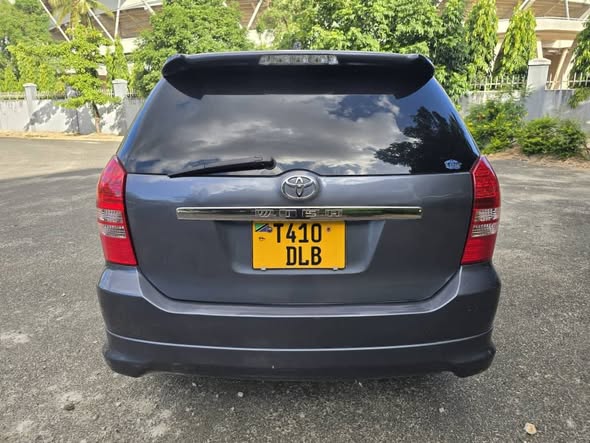 A picture of Toyota wish DLB Old model Mwaka 2004 Cc 1790 Bei