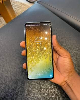 A picture of Samsung S10 plain