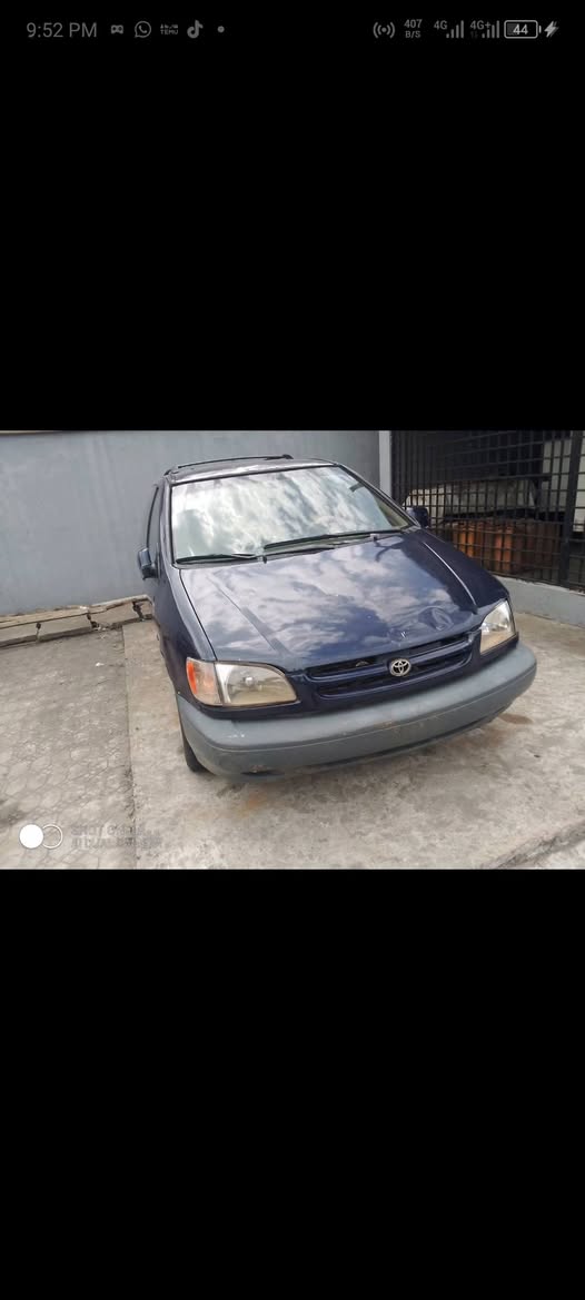 A picture of TOYOTA SIENNA 2000