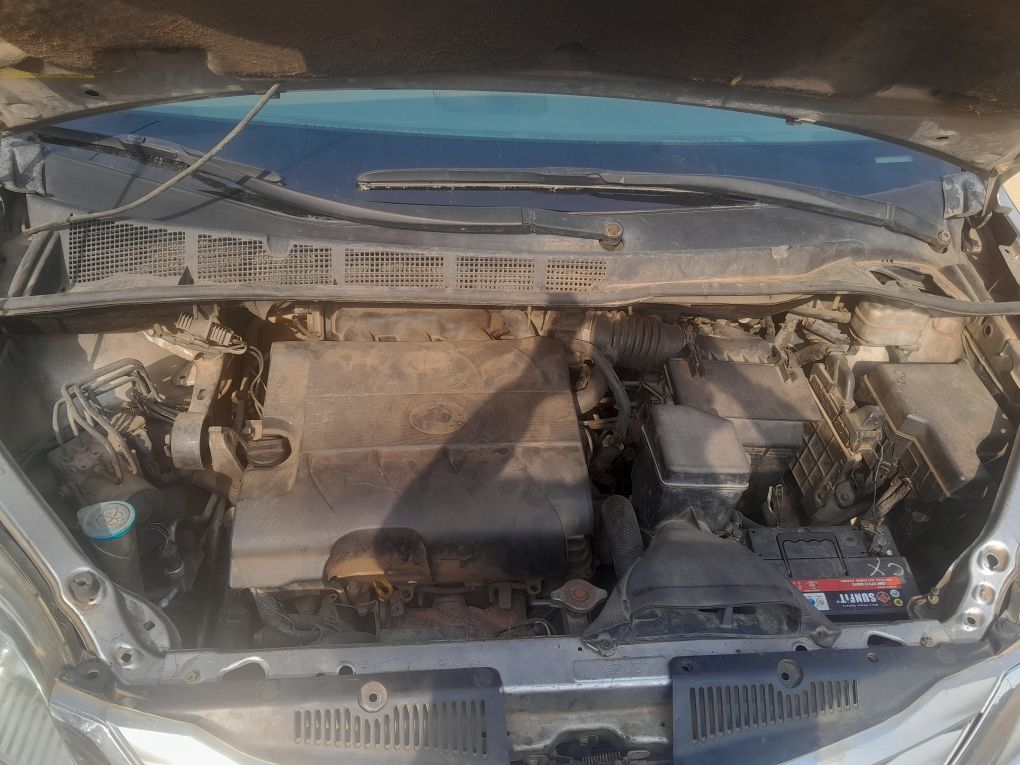 A picture of 2013 toyota sienna engine and gear working perfectly painted on