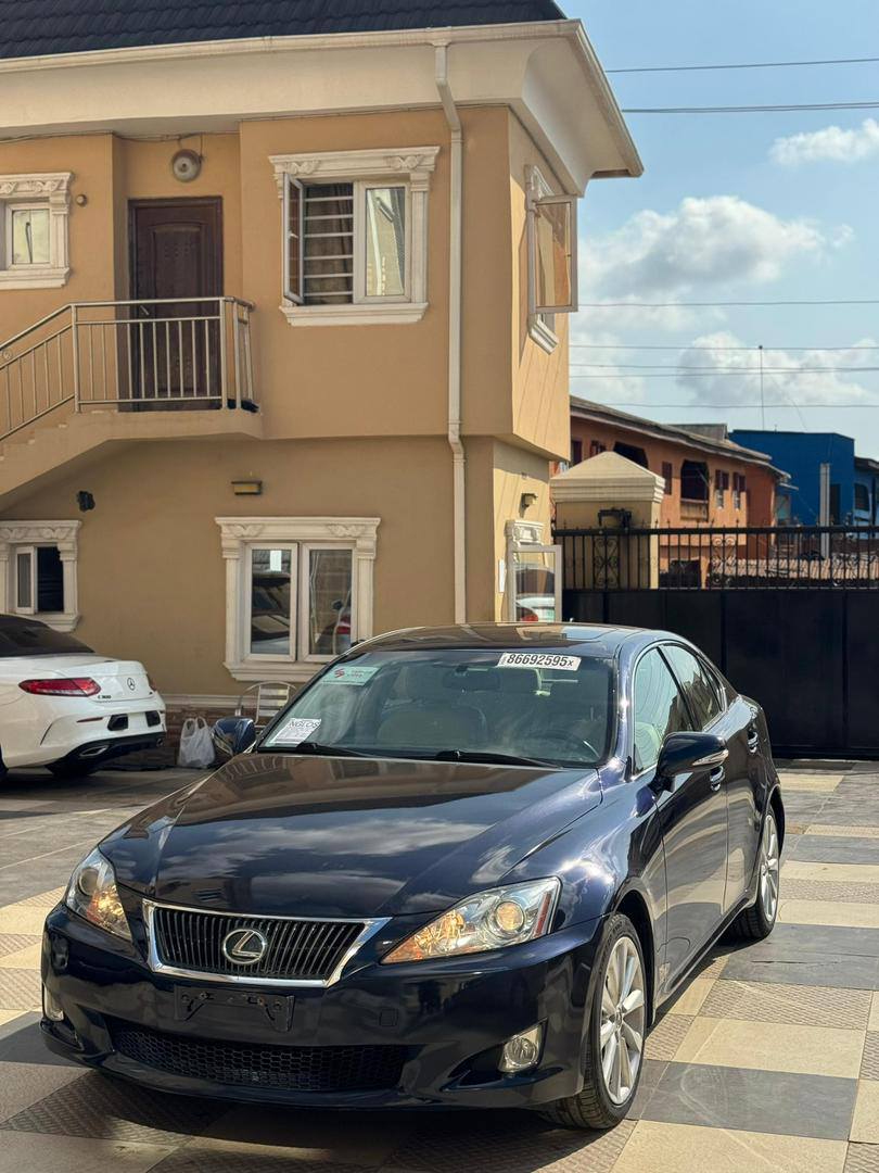 A picture of 2009 foreign used accident free Lexus IS250