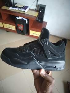A picture of Kiatu jordan 4