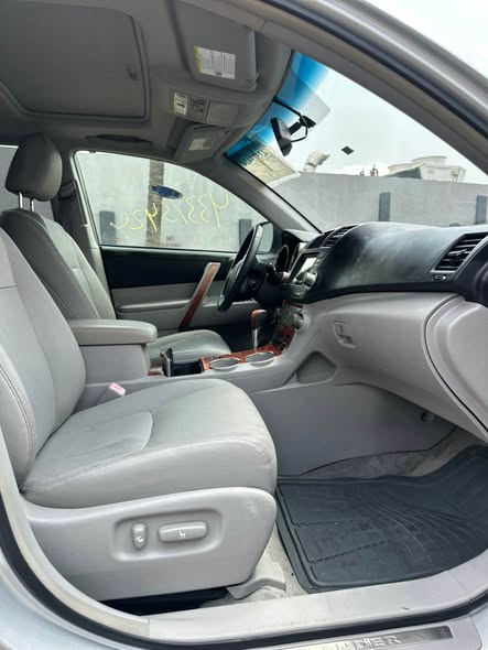 A picture of 2009 Highlander limited 16 5million