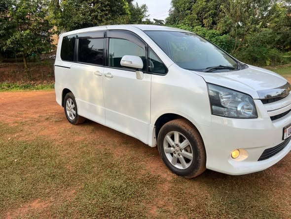 A picture of Toyota Noah in very good condition 33m 0703 482288