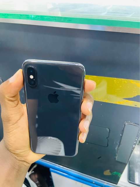A picture of Iphone X 256gb at 490k No face ID