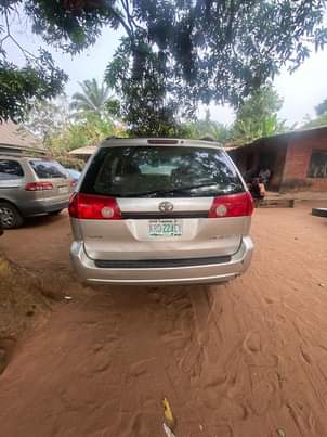 A picture of Well used toyota sienna 2006