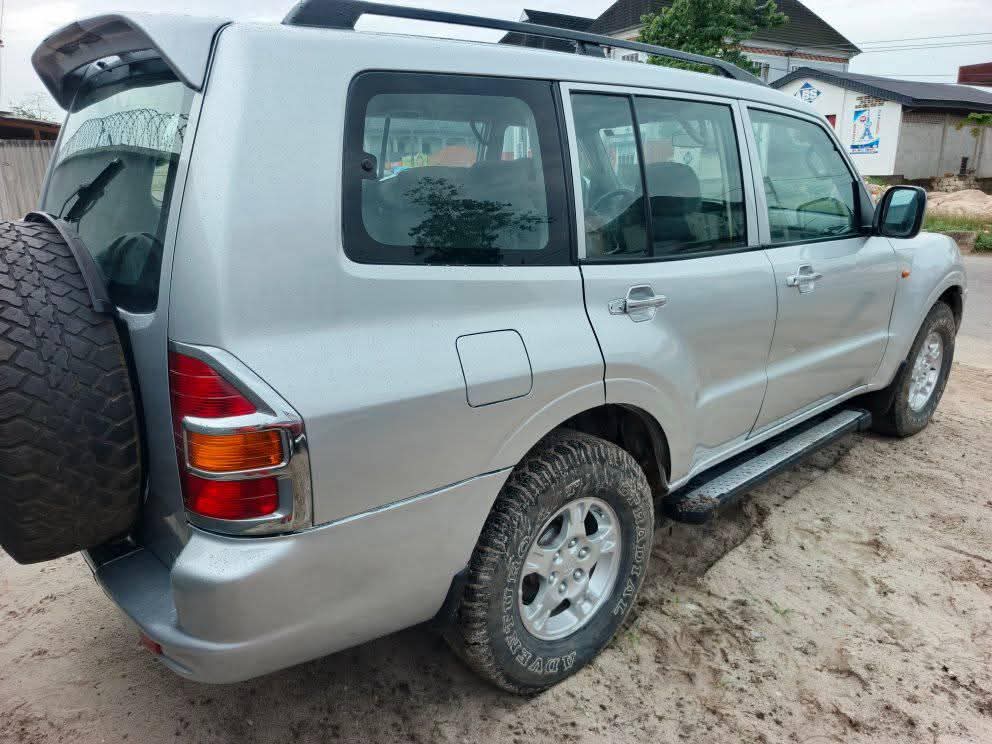 A picture of 2004 Pajero suv