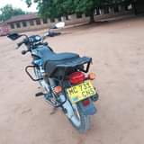 A picture of Pikipiki inauzwa ipo vizuli engene aijaguswa kabisa imetunzwa sana bei