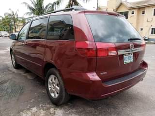 A picture of Toyota sienna XLE 06 07