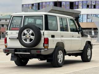 A picture of LANDCRUISER LX STATION WAGON HZJ76