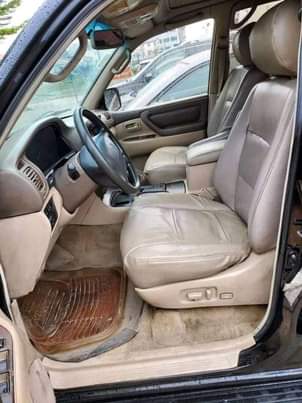 A picture of Toyota land cruiser 2003 nodel