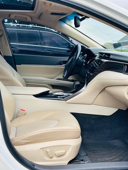 A picture of TOYOTA CAMRY XLE V6 2020