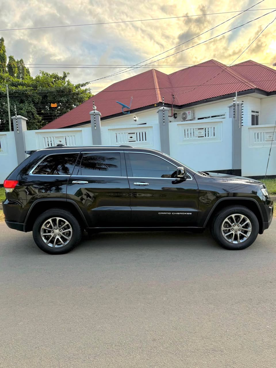 A picture of JEEP GRAND CHEROKEE LIMITED 2016