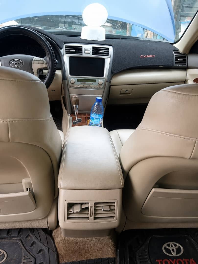 A picture of Toyota Camry toks standard with V6 engine