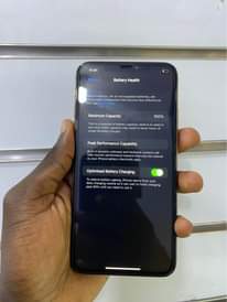 A picture of iPhone X 64gb faceid working battery 100 no cracks 630k