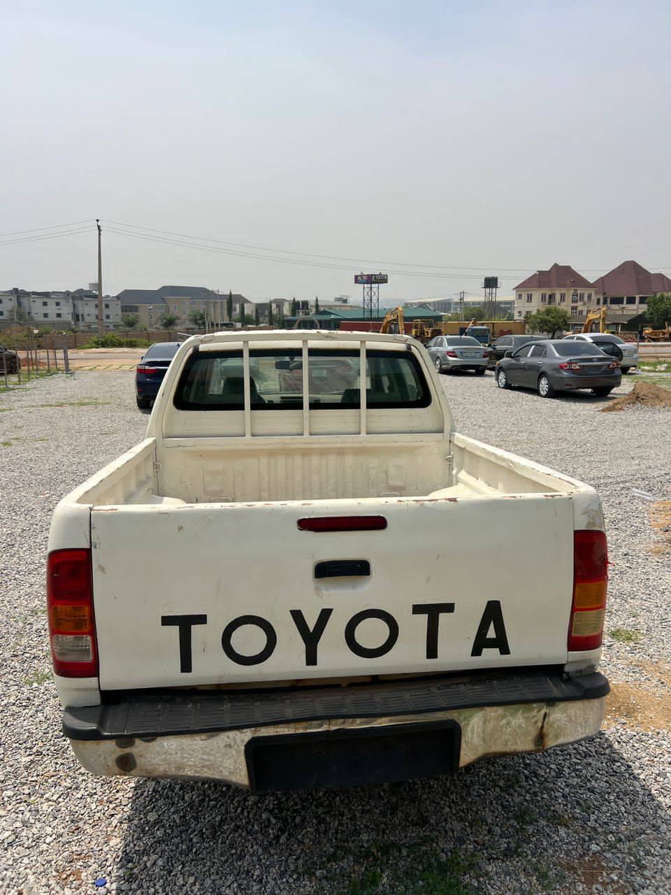 A picture of CLEAN 2005 MANUAL TOYOTA HILUX