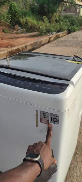 A picture of LG automatic washing machine