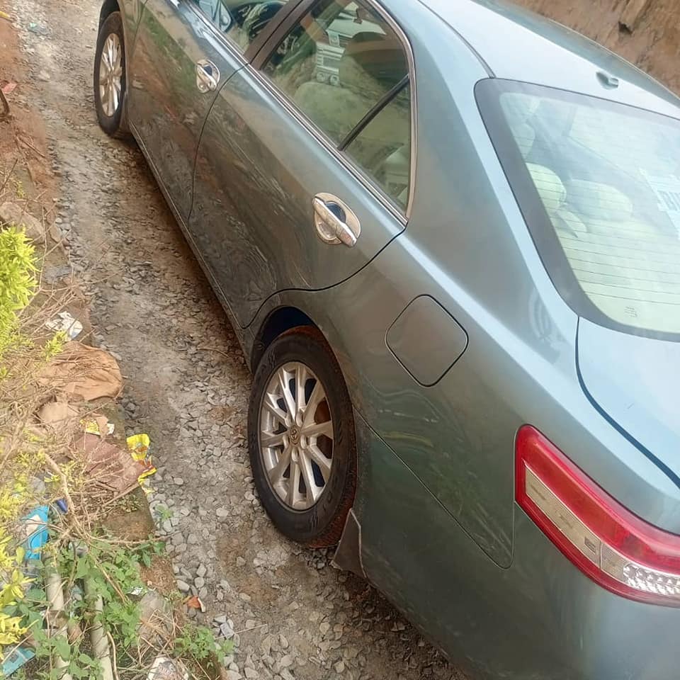 A picture of Price splashed urgent sales Distress sales. Complete pure first body