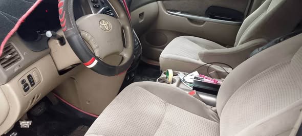 A picture of Toyota Sienna 2006 model