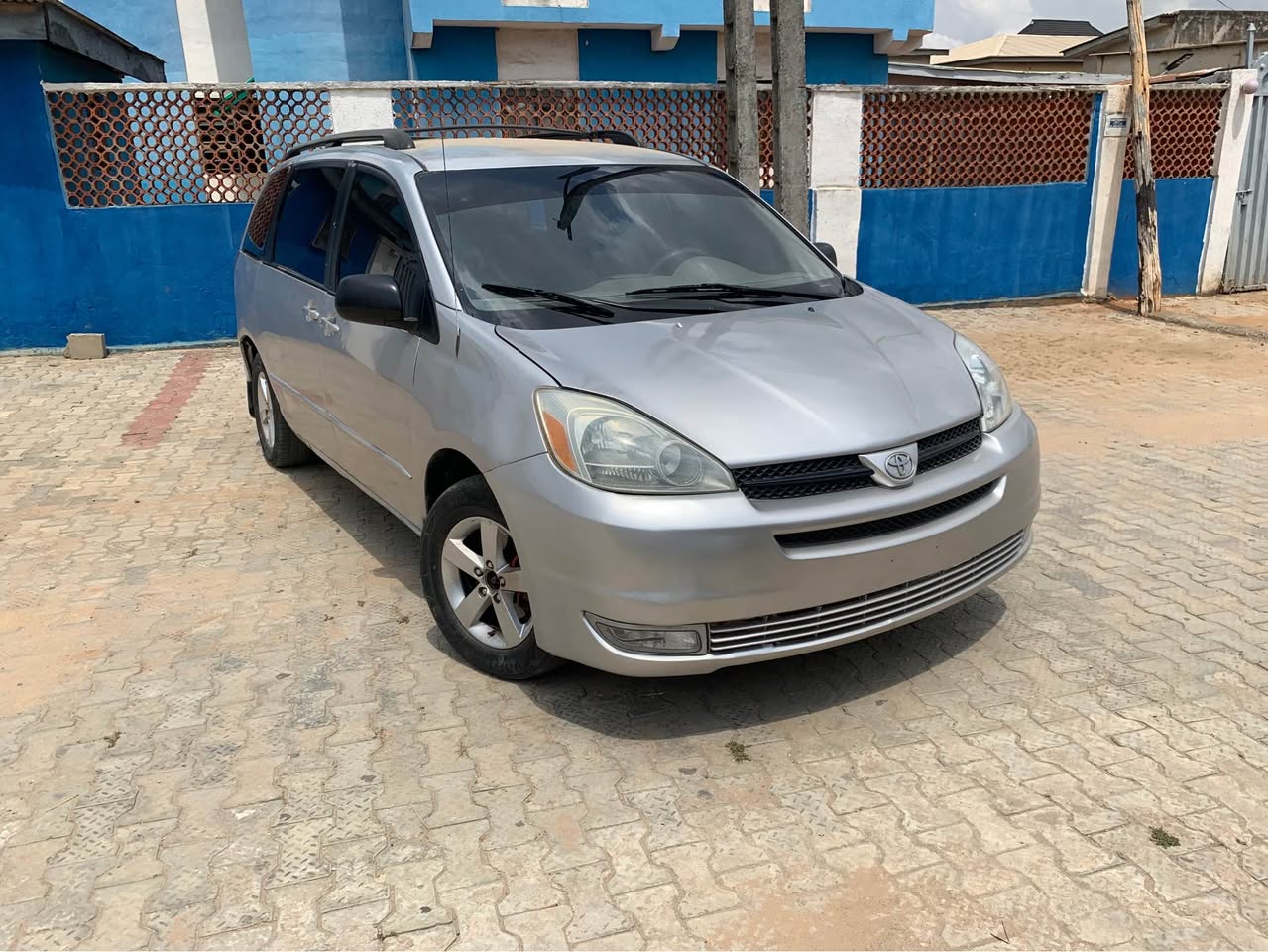A picture of REGISTERED TOYOTA SIENNA 2005