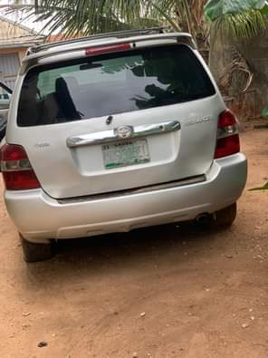 A picture of Distress Toyota highlander 2005 3 rows Pure first body Engine