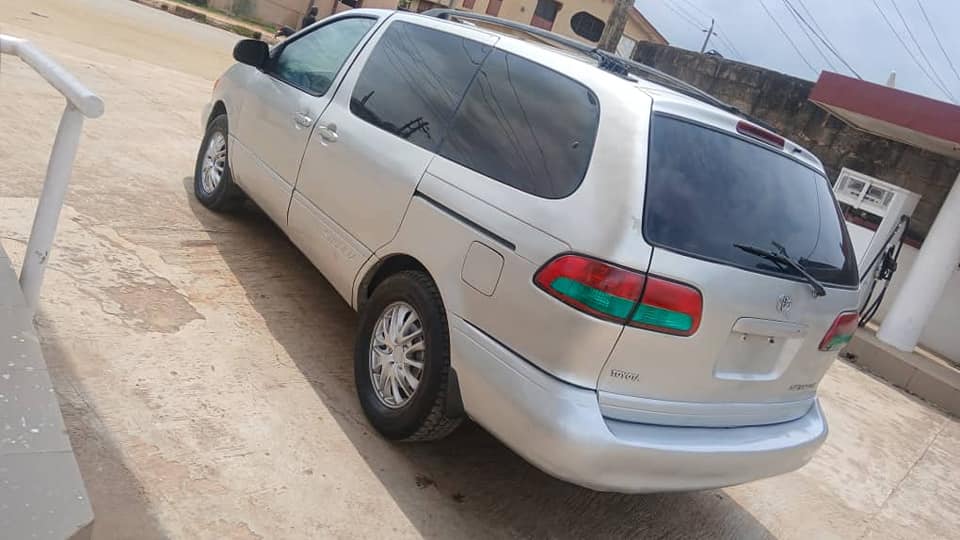 A picture of Toyota Sienna 2002