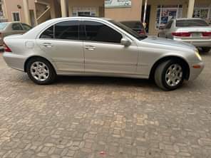 A picture of Belgium standard Mercedes Benz c350 2005 2006 model with Chilling