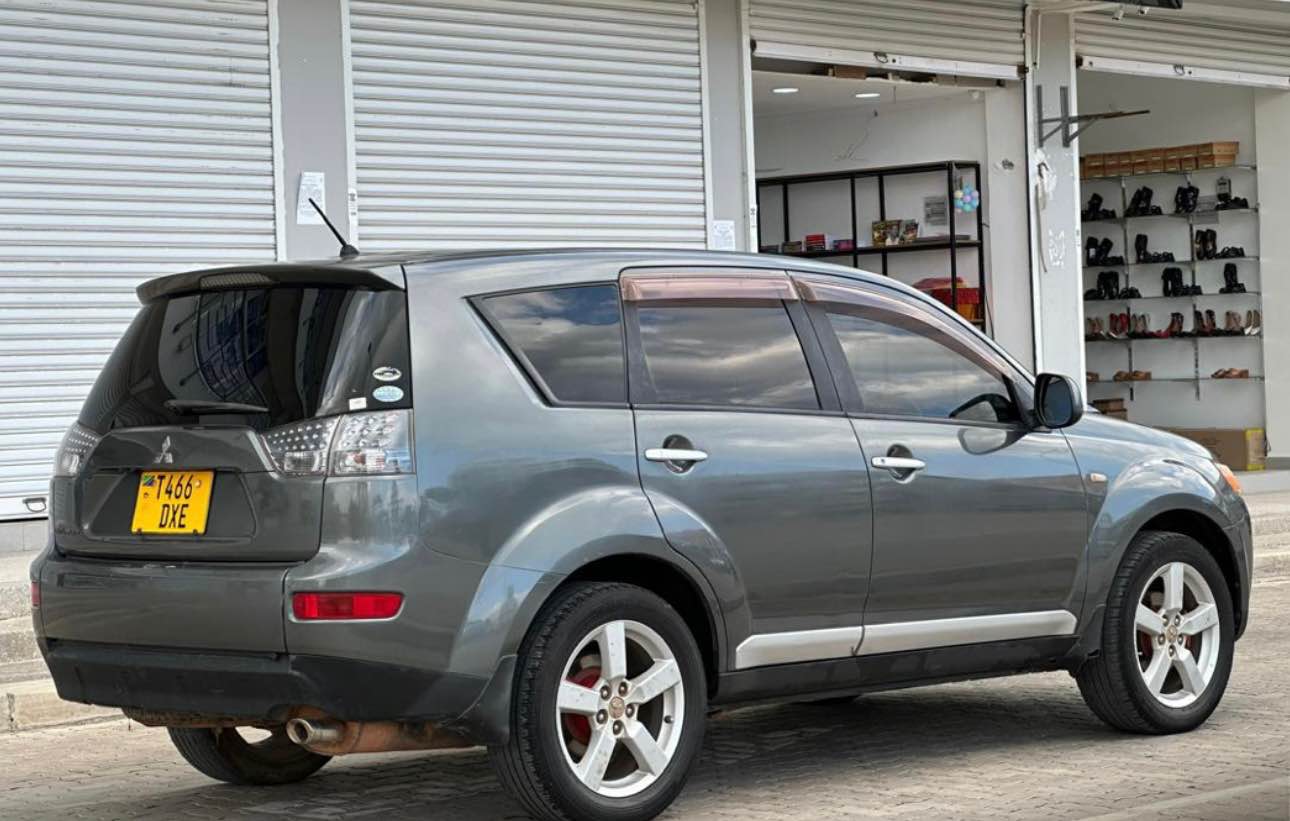 A picture of MITSUBISH OUTLANDER FOR SALE 7 LEATHER SEATS 