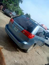 A picture of Toyota Sienna 08