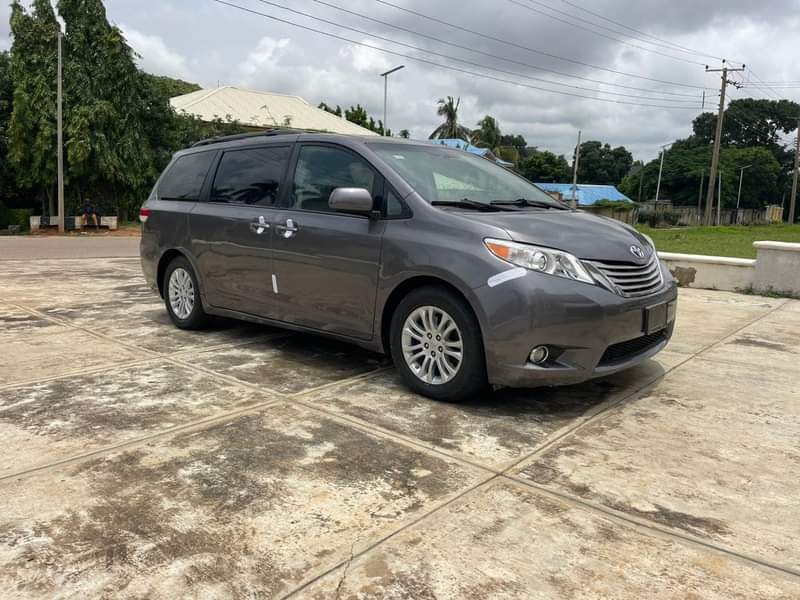 A picture of EXTREMELY SHARP 2011 TOYOTA SIENNA XLE KEYLESS WITH DUTY AT