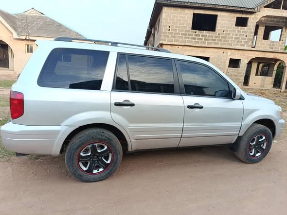 A picture of Clean 2004 Honda Pilot