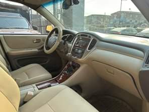 A picture of REGISTERED Toyota Highlander 2005 Leather interior 3 row seat V6