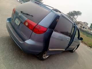 A picture of Toyota Sienna 2006