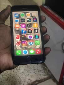 A picture of IPhone 7 plain 128gb