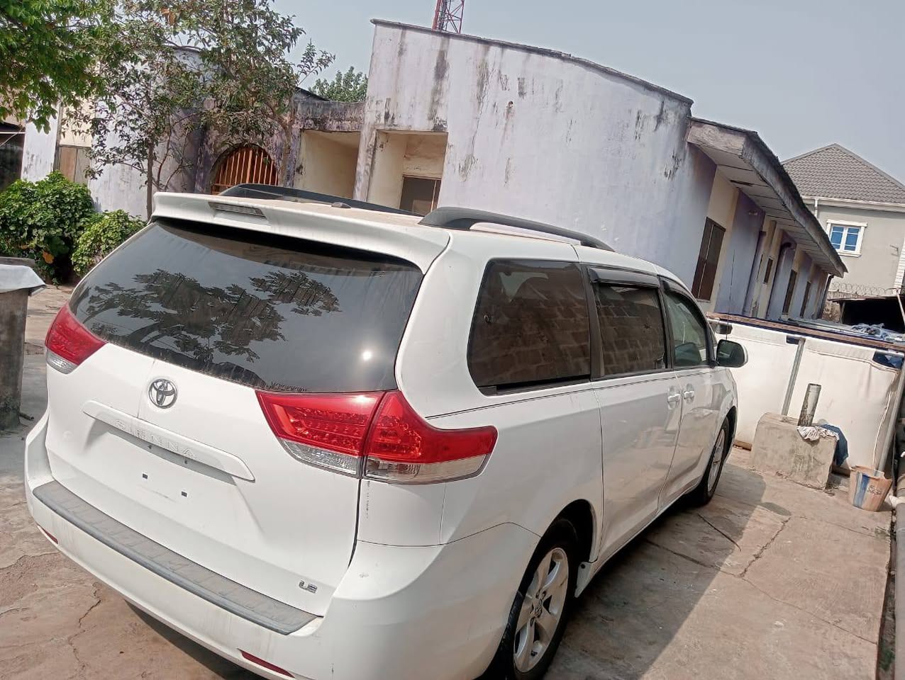 A picture of Toyota sienna 013