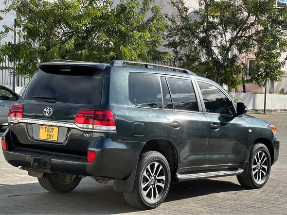 A picture of TOYOTA LAND CRUISER 200 Series