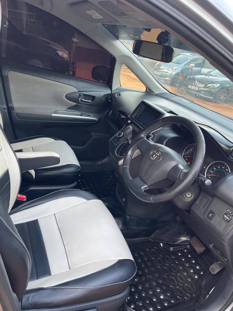 A picture of TOYOTA WISH 2009