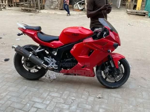 A picture of Hyosung GT250R 2012 Red