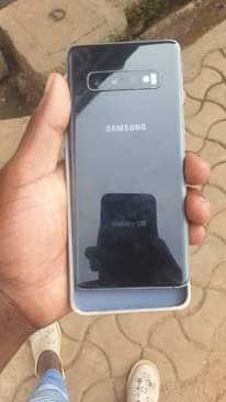 A picture of Samsung s10