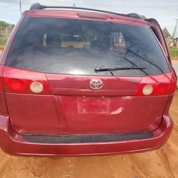 A picture of Toyota sienna 2007 registered 0906610730 