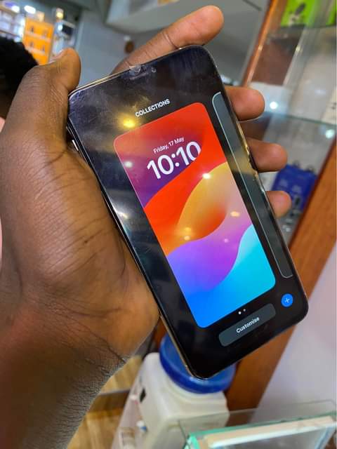 A picture of iPhone XS Max no Face ID