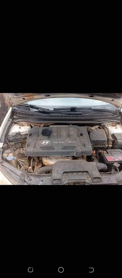 A picture of Hyundai Elantra 06