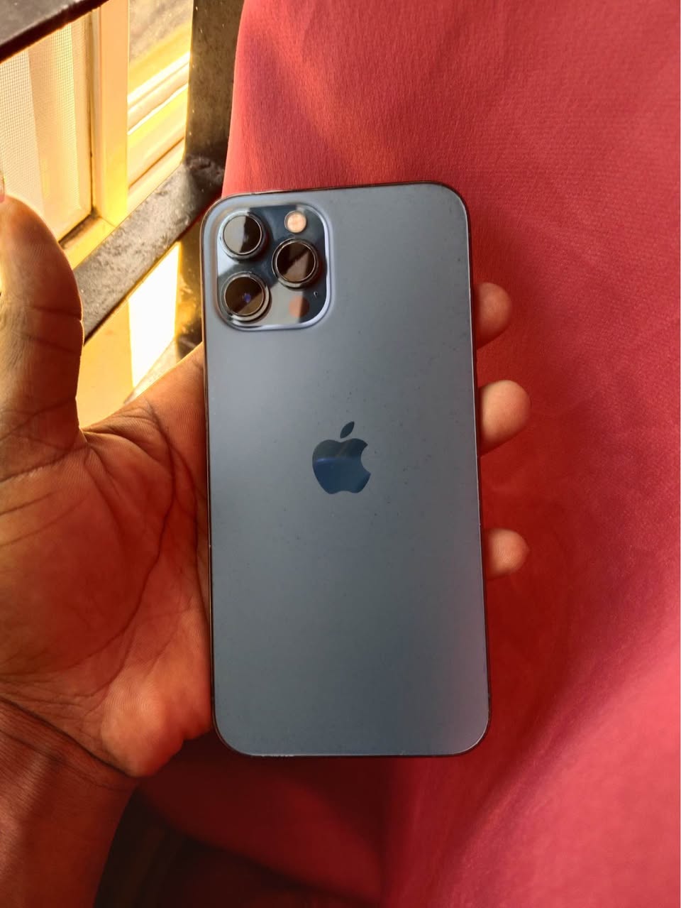 A picture of Iphone 12 pro max 256Gb