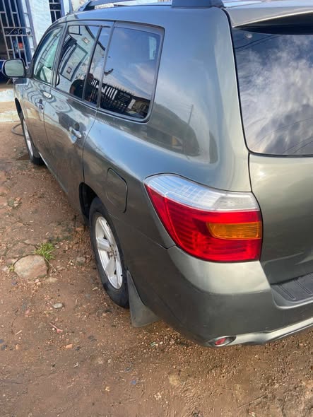 A picture of First body Toyota Highlander 2010 model with untouched engine and