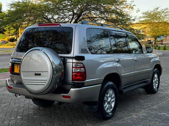 A picture of TOYOTA LANDCRUISER MWAKA 2004 PETROL ENGIN KM 710000