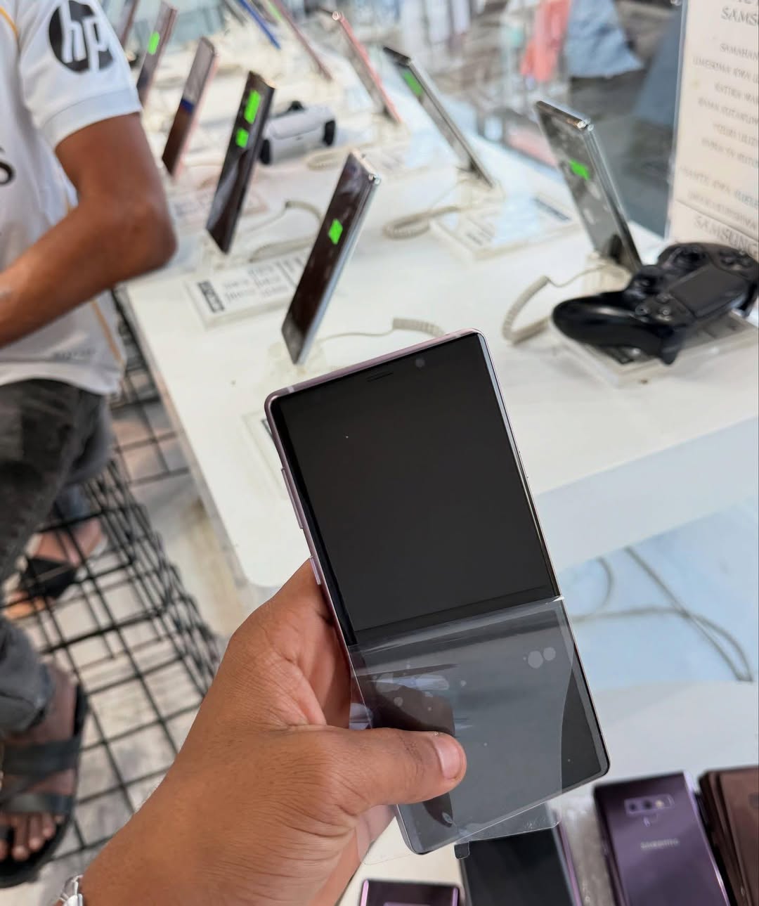A picture of Samsung note 9
